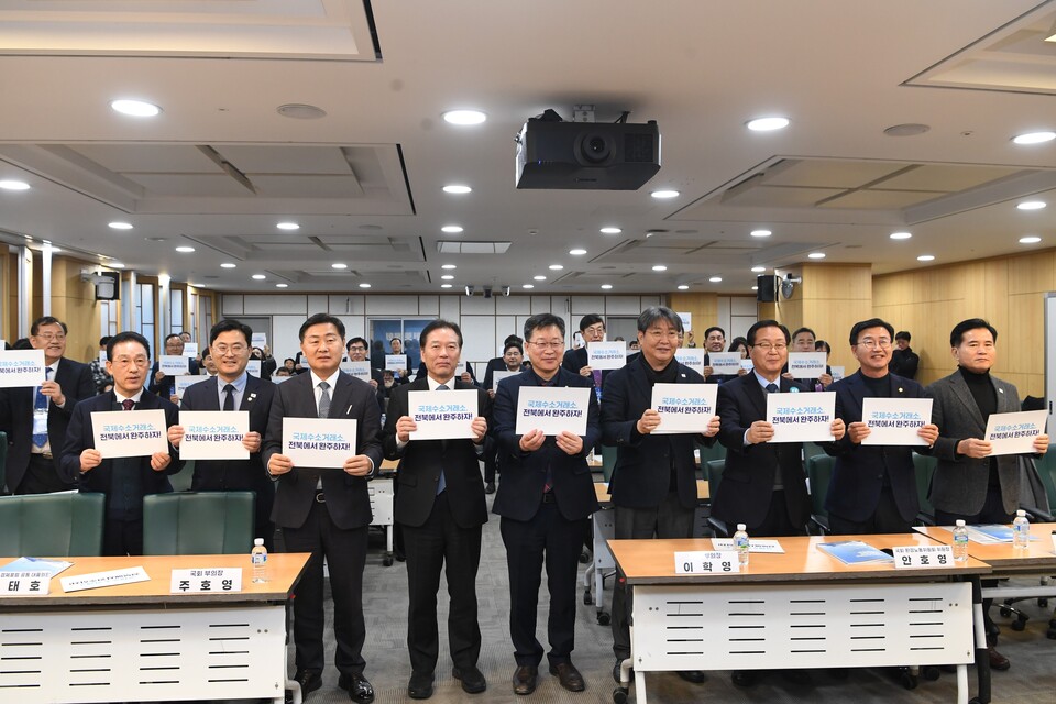 안호영 환경노동위원장 등의 국회의원들과 유희태 완주군수가 ‘국제수소거래소 설립을 위한 국회 토론회’에서 전북 완주군에 국제수소거래소를 설립하자는 내용의 피켓을 들고 사진촬영을 하고 있다.(사진=완주군)