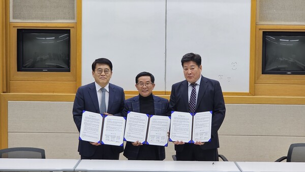 (왼쪽부터) 김진균 고등기술연구원 원장, 지은상 수소농업기술협회 회장, 최용기 우석이엔씨 회장이 업무협약 후 기념촬영을 하고 있다.(사진=우석이엔씨)