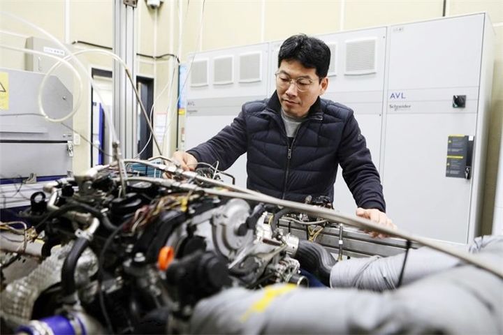 한국기계연구원 친환경모빌리티연구실 박철웅 책임연구원이 개발한 암모니아 엔진을 살펴보고 있다. [사진=한국기계연구원] 