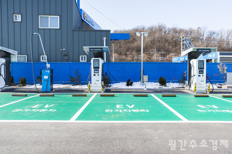 200kW(1대), 100kW(4대) 고속충전기와 7kW 완속충전기(10대)를 갖추고 있다.