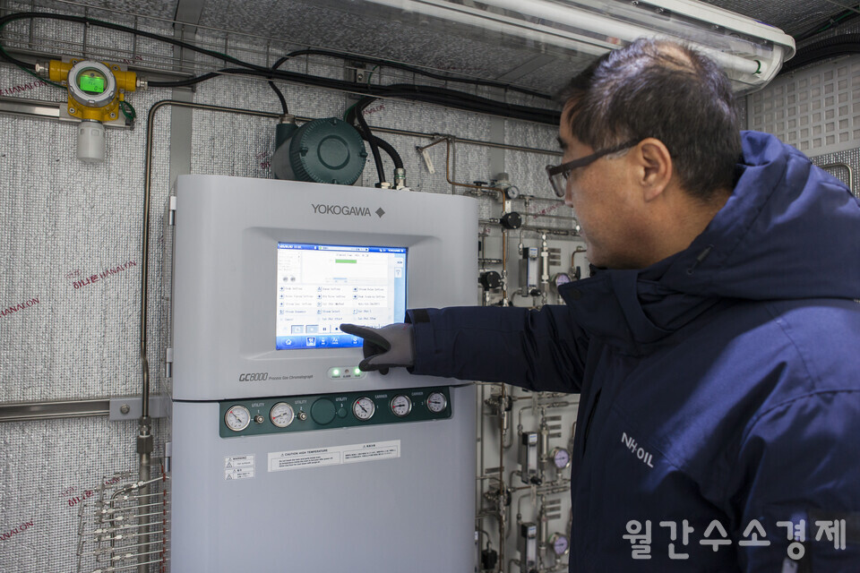 최병옥 소장이 기체분석실에 있는 크로마토그래프 분석장비로 수소 농도를 확인하고 있다.