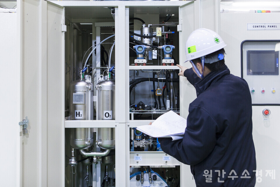 한 직원이 5N㎥ 수소발생기를 점검하고 있다. 기상관측용 풍선에 수소를 주입하는 용도로 쓰인다. 