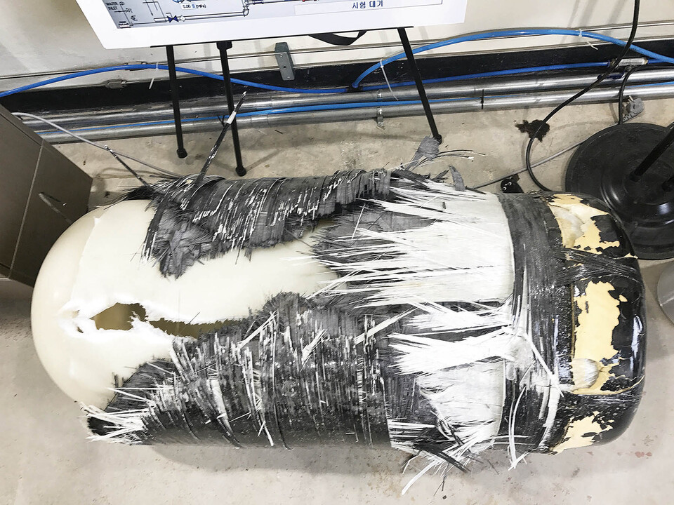 폭발 실험에 사용된 수소저장용기로 탄소섬유 강화 플라스틱이 적용된 외피가 찢어져 있다