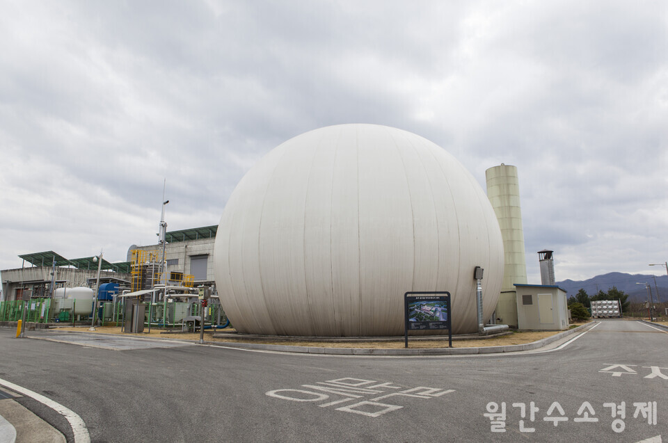 충주바이오그린수소충전소에서 사용되는 수소를 만들 때 활용되는 바이오가스를 만드는 충주 음식물바이오에너지센터 바이오가스화 시설.