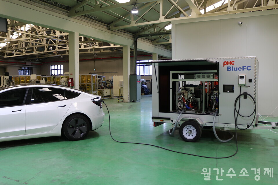 블루에프씨는 2024년 12월 19일 대구 본사에서 연료전지 발전기로 전기차를 충전하는 시연회를 진행했다. 