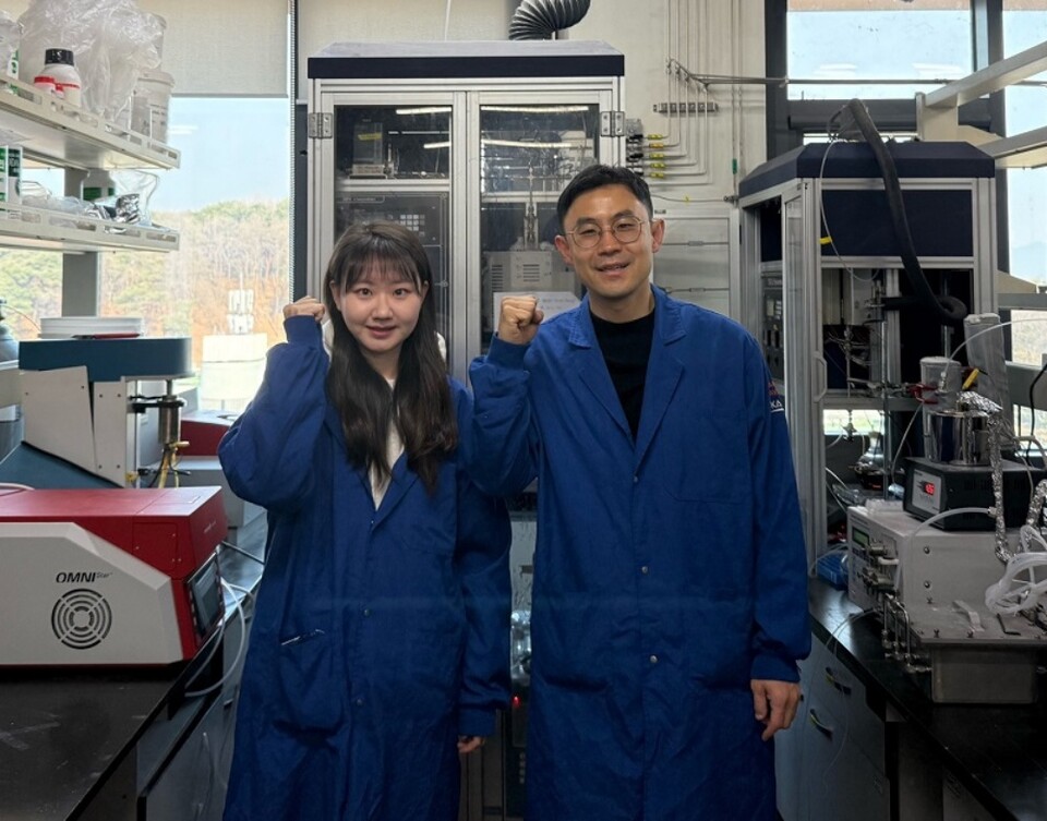 새로운 암모니아 합성 촉매를 개발한 생명화학공학과 최민기 교수(오른쪽)와 백예준 박사과정.(사진=KAIST)