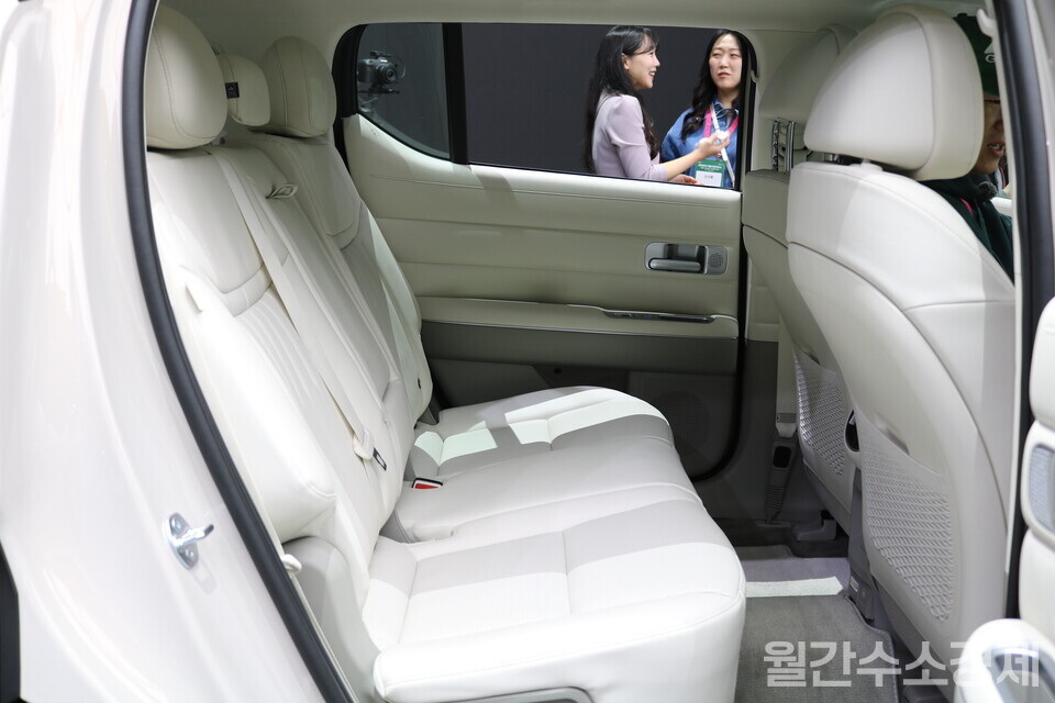 신형 넥쏘 뒷좌석.