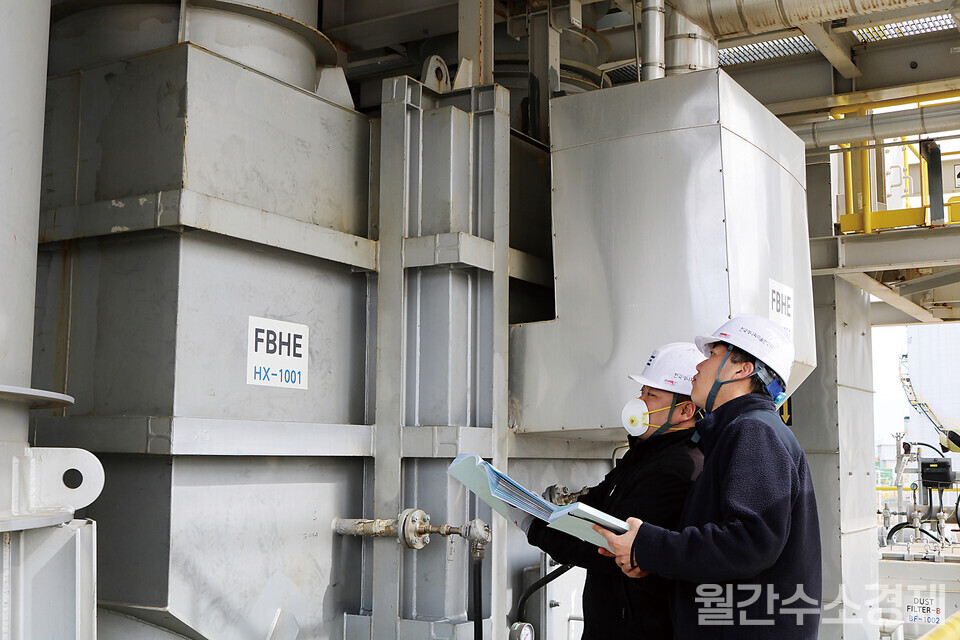 연구원들이 유동층 열교환기(FBHE)를 살펴보고 있다.