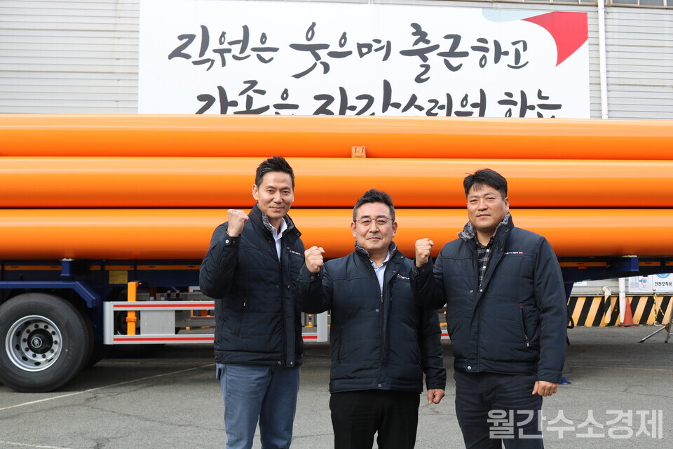 위호선 대표(가운데)가 황석주 전무(영업본부장, 맨 왼쪽), 허석봉 전무(첨단소재사업본부장, 맨 오른쪽)와 파이팅을 외치고 있다.