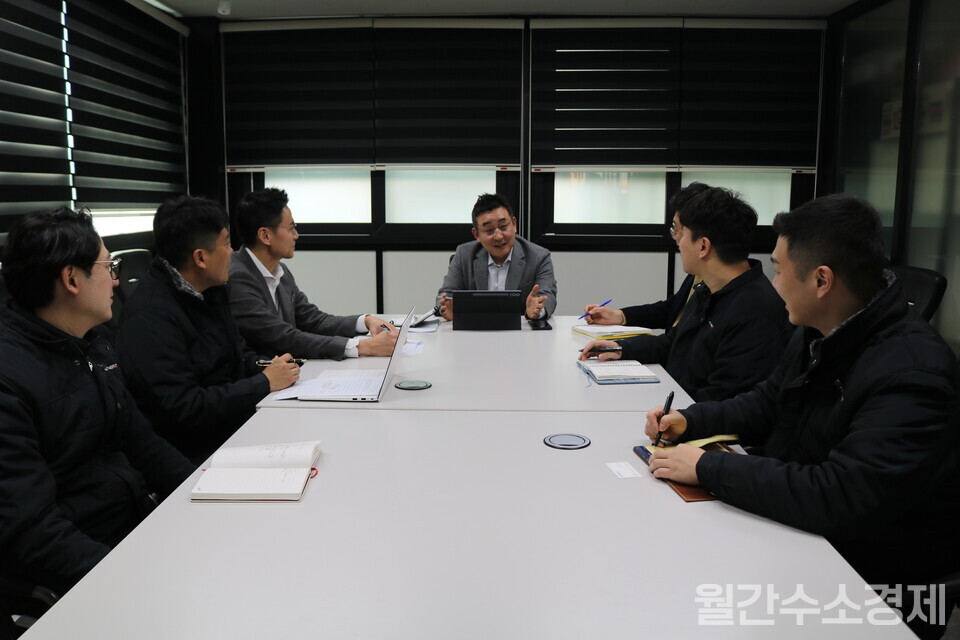 위호선 대표(가운데)와 임직원들이 회의를 하고 있다.