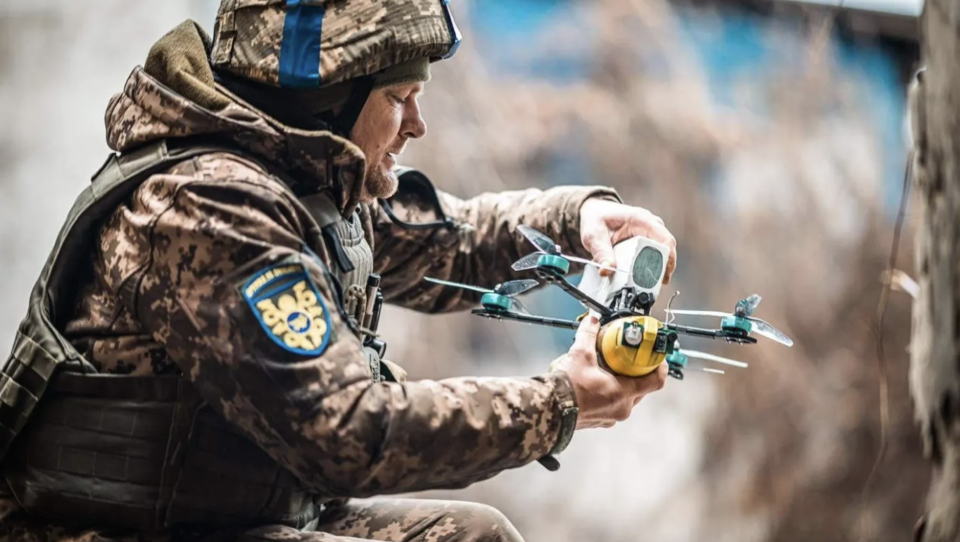 우크라이나 군인이 드론을 들고있다(사진=우크라이나 제53기계화여단(53rd Mechanized Brigade)