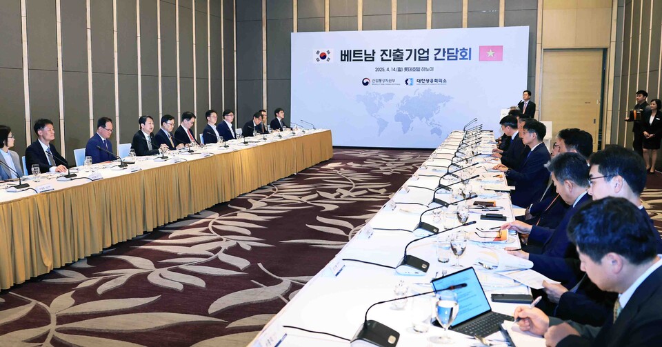 산업통상자원부는 지난 4월 14일 베트남 하노이 롯데호텔에서 현대자동차, 삼성전자, 두산에너빌리티, 희성전자 등 베트남 진출기업 관계자들이 참석한 가운데 간담회를 개최해 애로사항을 청취하고 지원방안 등을 논의했다.(사진=산업부)