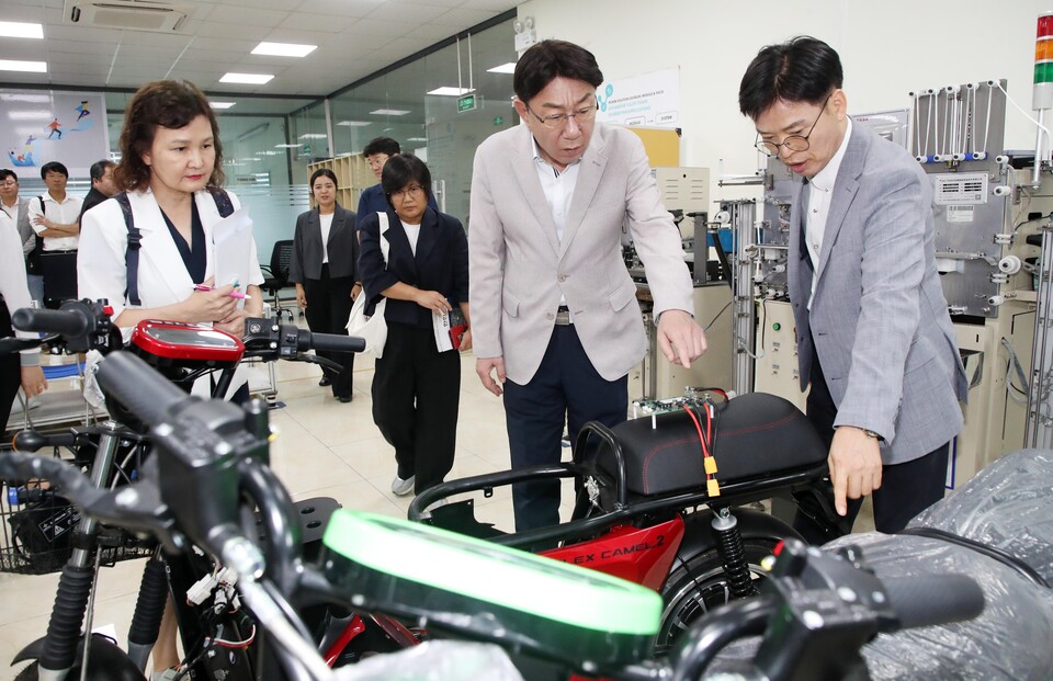 우범기 전주시장(오른쪽 2번째)이 지난 2024년 11월 5일 전주시 강소기업인 비나텍의 베트남 박닌 공장을 방문해 김경철 비나텍 사장(오른쪽 1번째)으로부터 생산시설에 대한 설명을 듣고 있다.(사진=전주시) 