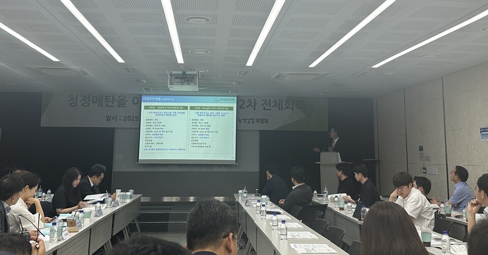 지난 6월 27일 서울역 대회의실에서 열린 ‘청정메탄올 이니셔티브 2차 전체회의’에서 장봉재 협회장이 메탄올 사업 현황을 소개하고 있다.(사진=한국청정메탄올산업협회)