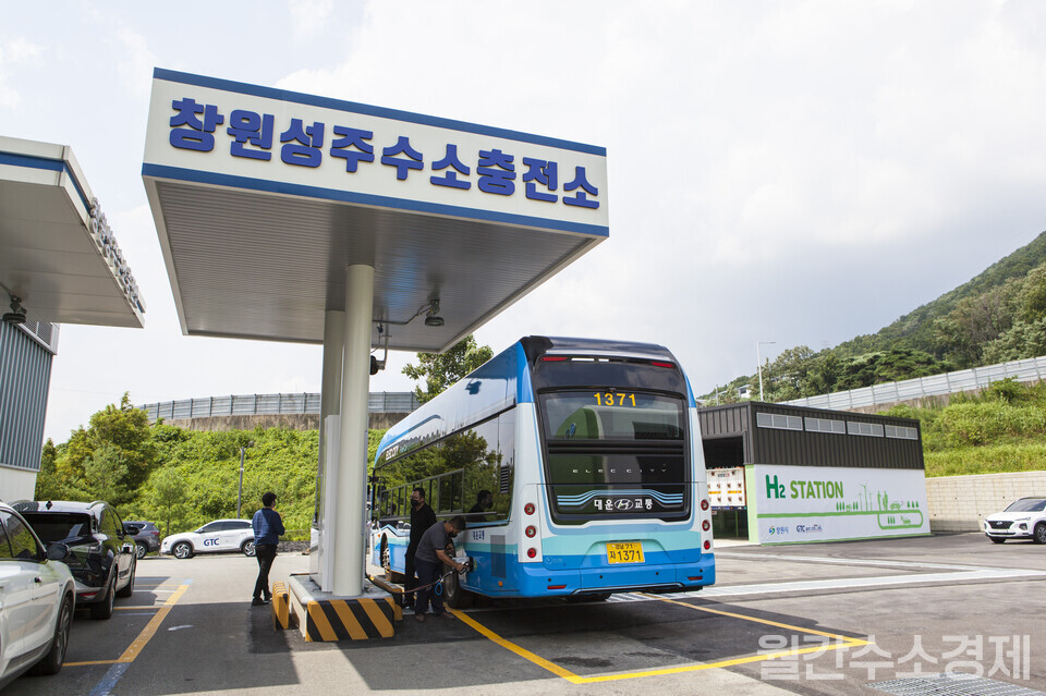 창원시에는 성주수소충전소 등 총 9곳의 기체수소충전소가 있다. 액화수소 플랜트 가동이 정상화되려면 기존 충전소에 액화수소 탱크를 추가로 설치해 수요처를 빠르게 늘려가야 한다.