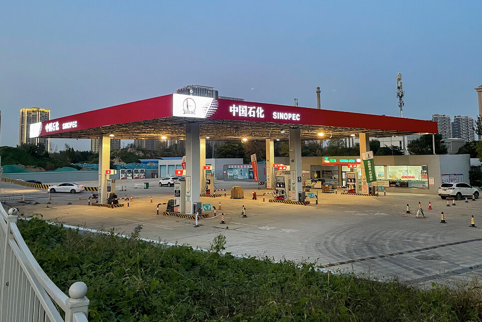 시노펙이 운영하는 중국 허난성 정저우 진좡둥(Sinopec Zhengzhou Jinzhuang East) 주유소 전경.(사진=Wikimedia Commons)