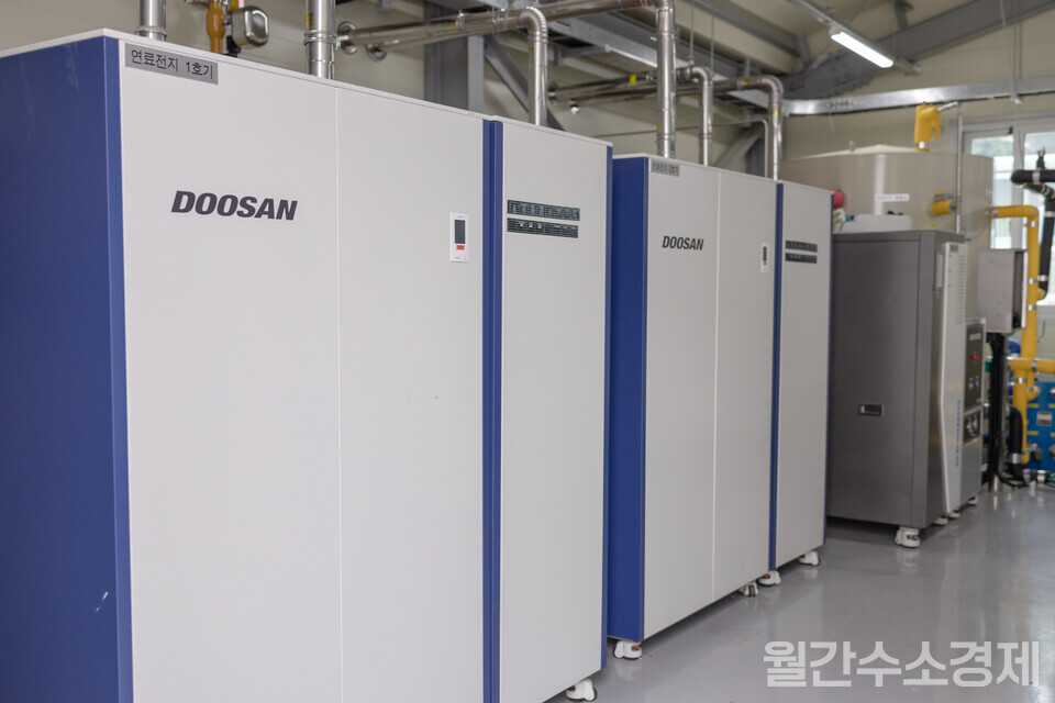 두산모빌리티이노베이션(DMI)의 10kW 연료전지시스템으로 왼쪽 두 기는 도시가스 전용, 맨 오른쪽 한 기는 수소 전용이다.