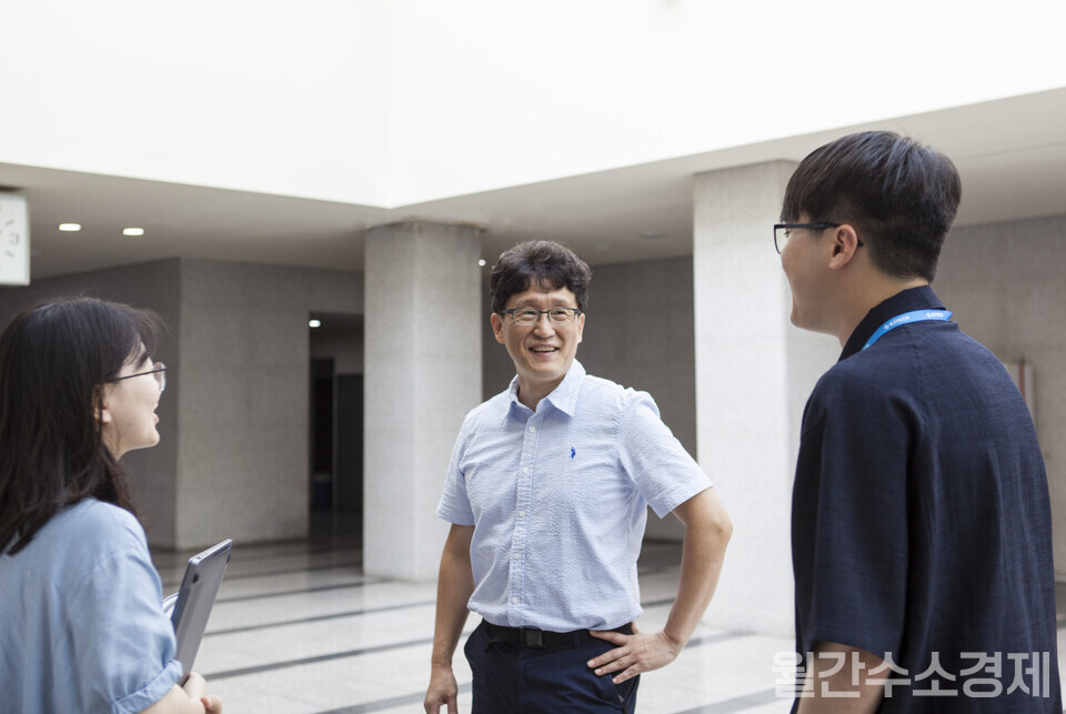 김종민 센터장이 본관 로비에서 만난 연구원들과 이야기를 나누고 있다.(사진=성재경 기자)