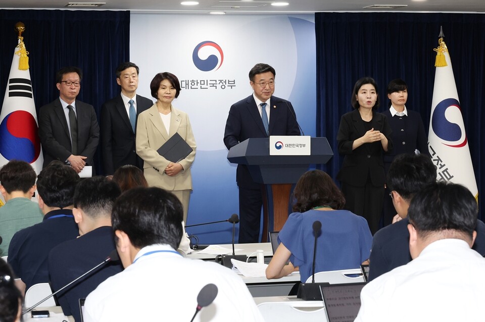 윤호중 행정안전부 장관이 7일 오후 정부서울청사 브리핑룸에서 '정부조직 개편방안'에 대한 브리핑을 하고 있다. 기후에너지환경부 신설안도 이날 발표에 포함됐다.(사진=행정안전부)