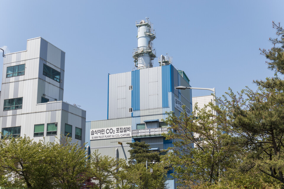 한국중부발전 보령화력본부에 설치된 10MW 이산화탄소 포집 실증 플랜트.(사진=한국중부발전)