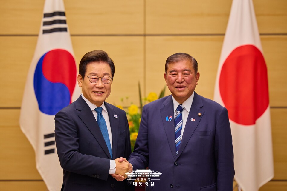 이재명 대통령과 이시바 시게루 일본 총리가 8월 23일(현지시간) 일본 도쿄 총리 관저에서 한일 소인수 정상회담 기념촬영을 하고 있다.(사진=대통령실)