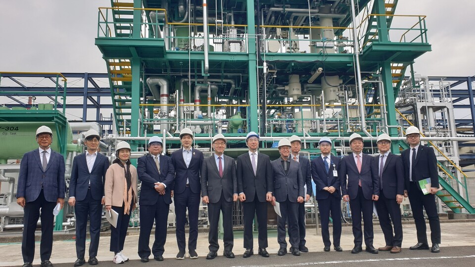 주호영 국회 부의장 겸 한일의원연맹 회장(사진 가운데)을 비롯한 한일의원연맹 방문단과 관계자가 3월 11일 가나가와현 가와사키시 치요다 화공건설을 방문했다.(사진=한일의원연맹)