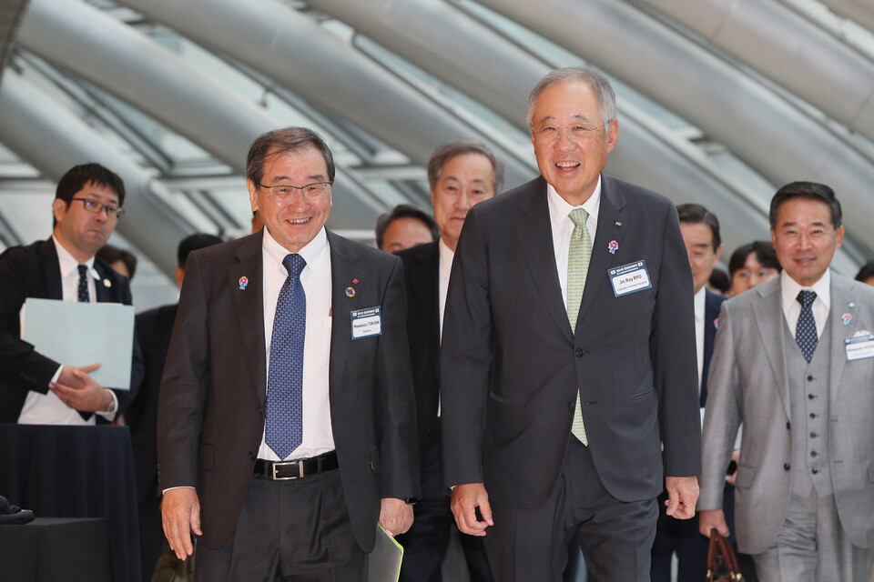류진 한국경제인협회 회장(오른쪽)과 도쿠라 마사카즈 경단련 회장이 2024년 10월 18일 FKI타워 컨퍼런스센터에서 열린 '제31회 한일재계회의'에 참석하기 위해 입장하고 있다.(사진=한국경제인협회)