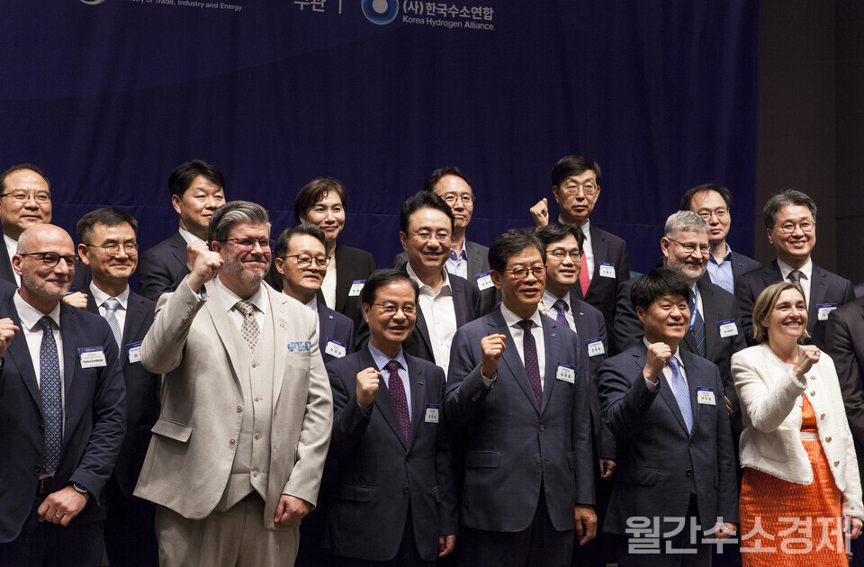 필립 라포튠(Philippe Lafortune) 주한캐나다 대사, 최춘식 한국석유관리원 이사장, 김재홍 한국수소연합 회장, 박덕열 산업부 수소경제정책관 등 참석자들이 기념 촬영을 위해 한자리에 모였다.(사진=성재경 기자)