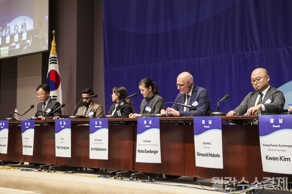 패널들이 한자리에 모여 청정수소 교역 확대를 위한 방안을 두고 토론을 진행했다.(사진=성재경 기자)