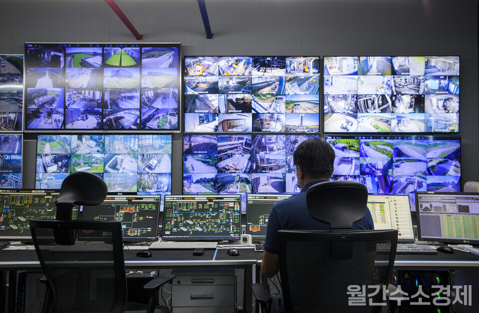 사무동 안에 있는 관제실에서 모든 설비를 모니터링하고 제어한다.(사진=성재경)