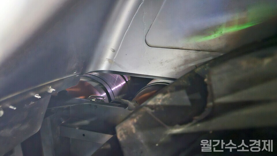 수소연료전지 트랙터 탑승공간 하단에 있는 수소저장용기.(사진=박상우)