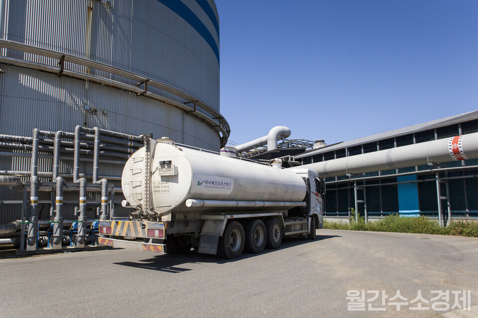 축산 분뇨를 실은 탱크로리 차량이 바이오가스 생산시설로 들어가고 있다.(사진=성재경)
