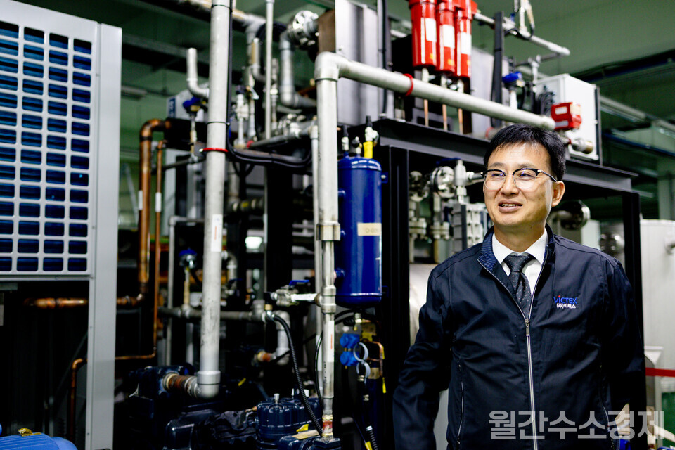 임창환 상무가 소형 모듈형 탄소 포집·액화 설비인 ‘MCC-300’을 소개하고 있다.(사진=최영훈)