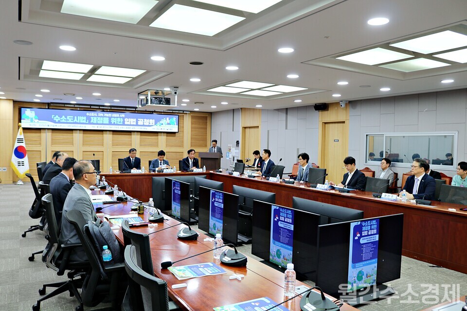 지난 9월 25일 국회에서 열린 수소도시법 입법 공청회에 참석한 전문가들이 의견을 나누고 있다.(사진=박상우)