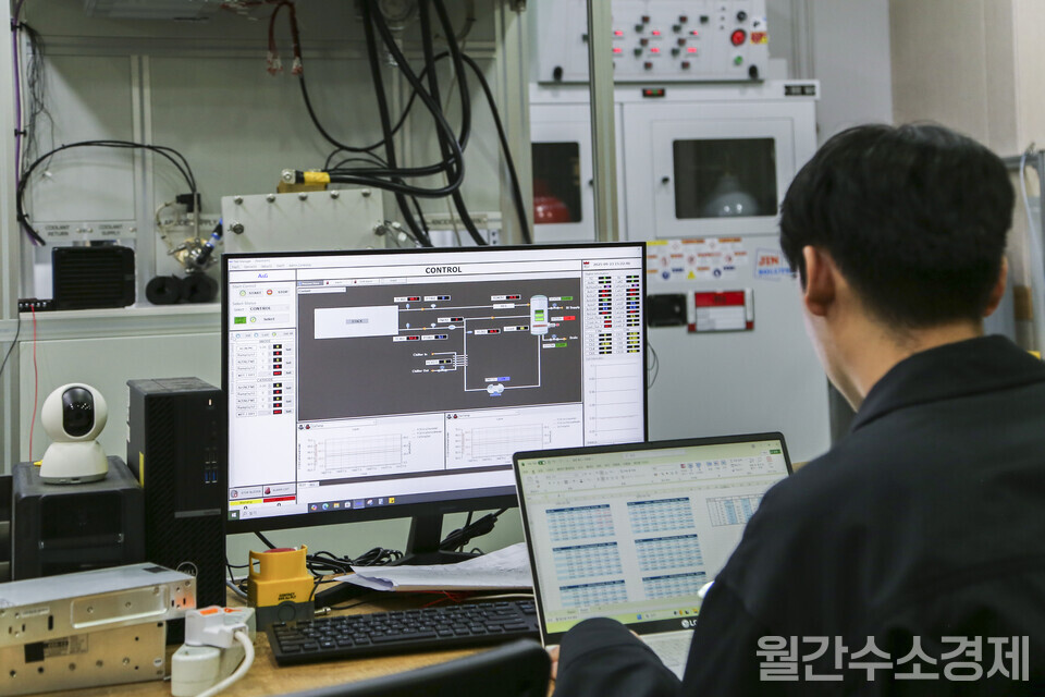 기술디자인센터 직원이 유로 특성에 따른 연료전지 스택 성능시험 업무를 수행하고 있다.(사진=성재경)