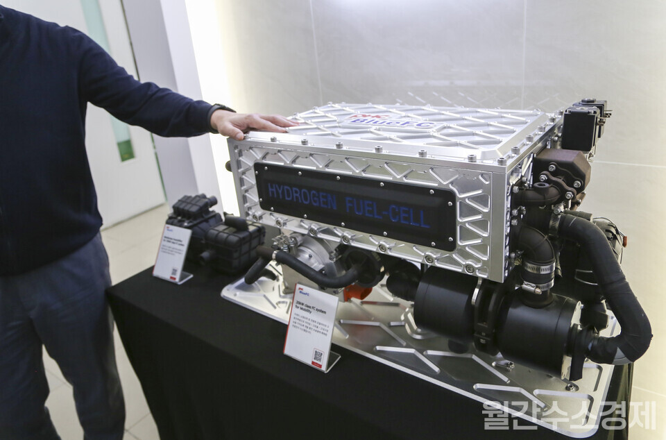 수소 지게차용으로 개발한 20kW 연료전지 시스템이 센터 입구에 전시돼 있다.(사진=성재경)