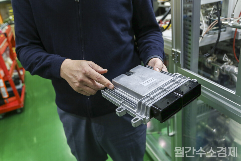 황용신 대표가 자체 개발한 연료전지 시스템 제어기(Fuel Cell Control Unit)를 선보이고 있다.(사진=성재경)