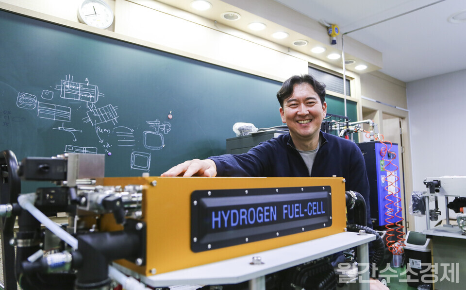 황용신 블루에프씨 대표이사가 스페인에 보낼 10kW 연료전지 시스템을 소개하고 있다.(사진=성재경)