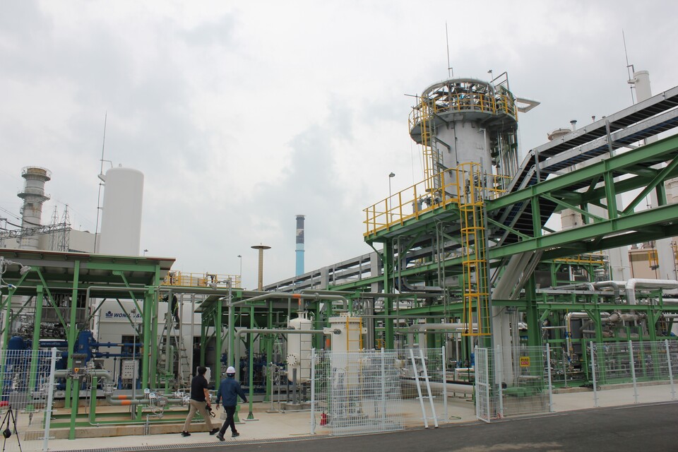 현대건설 컨소시엄이 구축한 블루수소용 이산화탄소 포집·액화 통합공정 실증시설에 이산화탄소를 공급할 평택 수소생산기지.(사진=박상우)