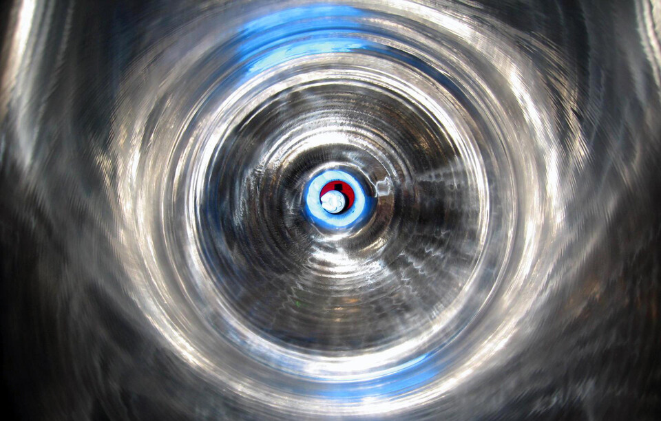 연마석으로 매끈하게 다듬은 타입1 수소탱크 내부.(사진=덕산에테르씨티)