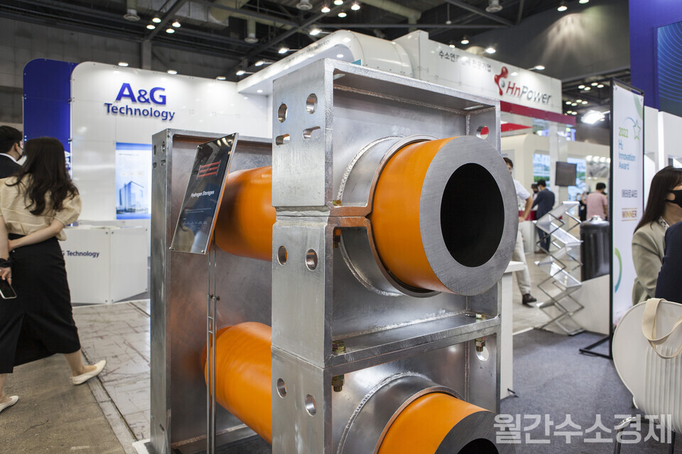 수소 전시회에 출품된 덕산에테르씨티의 타입1 수소탱크 절단면.(사진=성재경)