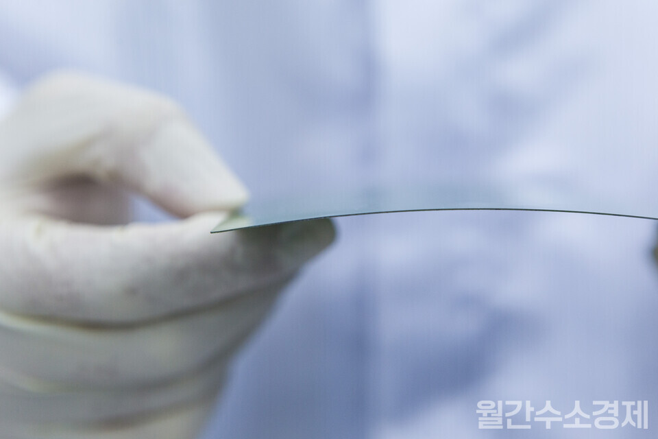 한 연구원이 연료극 지지형(ASC) 타입의 SOFC 셀을 들고 있다.(사진=성재경) 