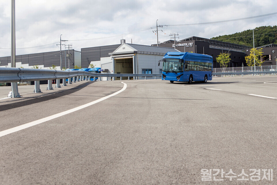 주행시험장을 달리고 있는 우진산전의 수소전기버스.(사진=성재경)