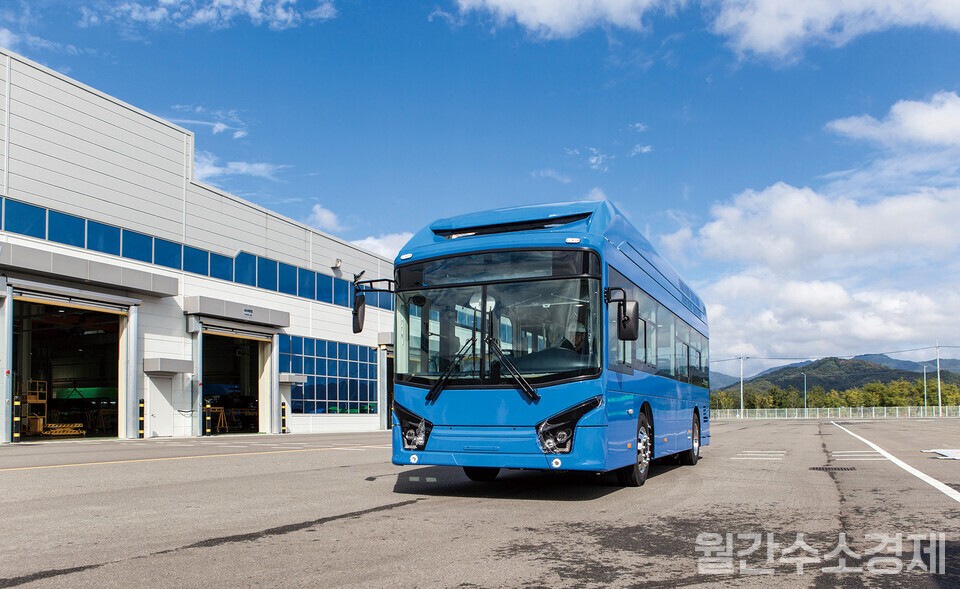 양산에 들어간 ‘아폴로 900’ 수소전기버스가 공장 앞으로 들어오고 있다.(사진=성재경)