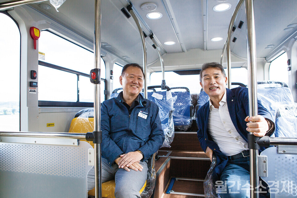 김광석 우진산전 부사장(왼쪽)과 조준서 서울버스 대표가 수소버스를 시승하고 있다.(사진=성재경)