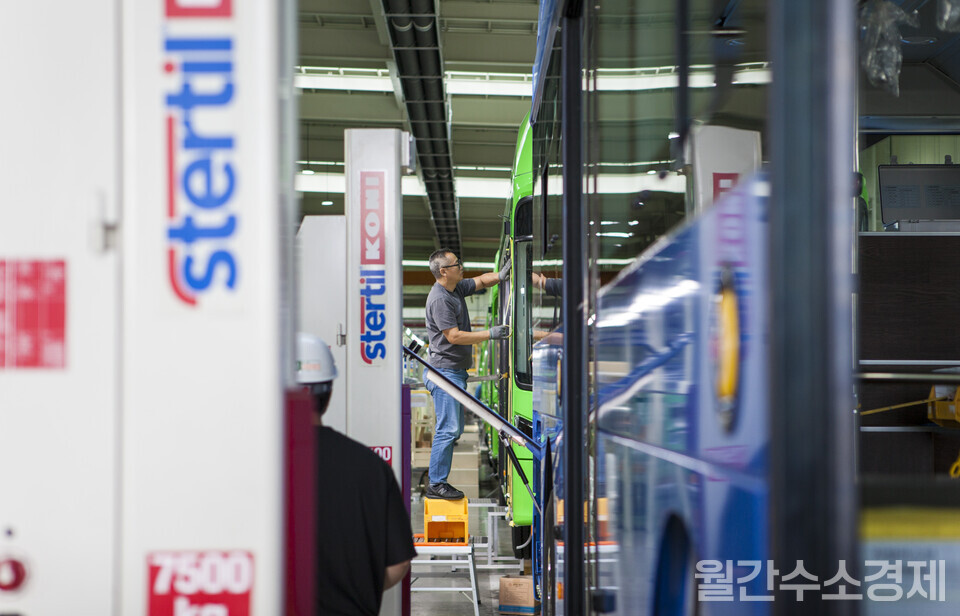 김천공장의 혼류 생산라인에서 수소버스 제작이 한창이다.(사진=성재경)