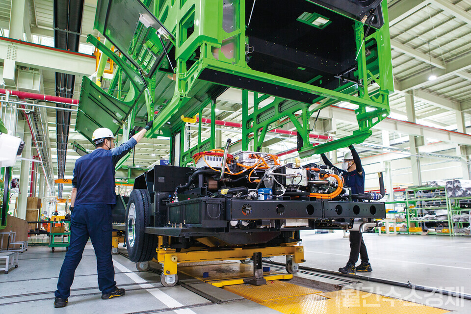 작업자들이 우진산전 수소전기버스를 조립하고 있다.(사진=성재경)