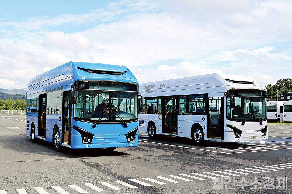 우진산전이 제작한 수소버스. 파란색 버스가 85kW급 모델, 흰색 버스가 120kW급 모델이다.(사진=박상우)