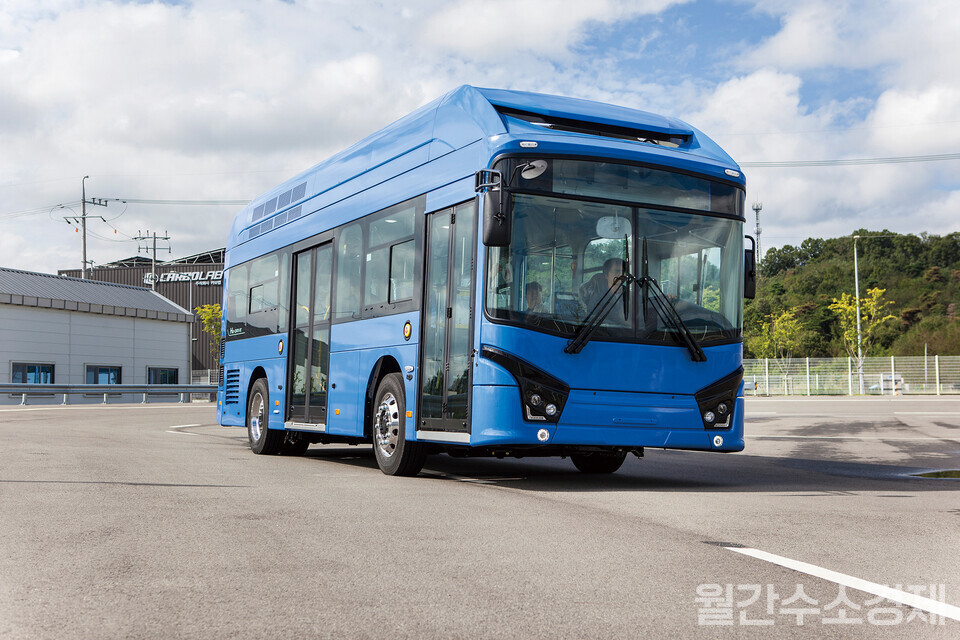 주행시험장에서 제작이 완료된 수소버스를 시승했다.(사진=성재경)