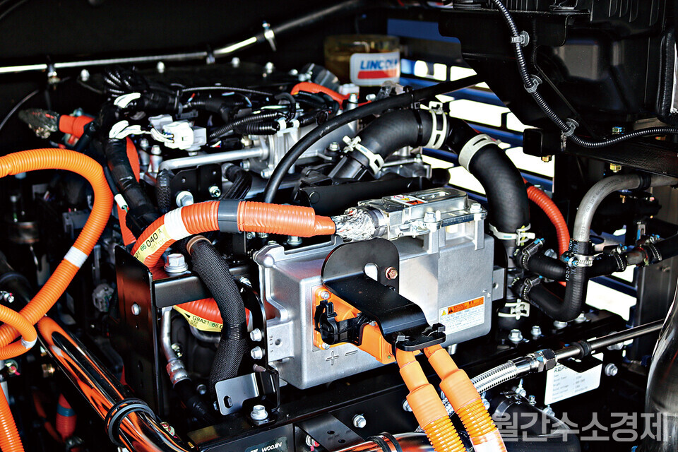 아폴로 900 H2 엔진룸에 탑재된 연료전지 추진시스템.(사진=박상우)